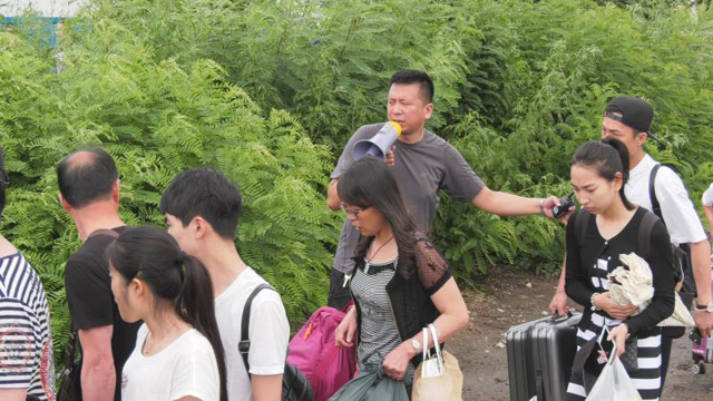 沈阳铁路局快速启动紧急预案 安全转移K216次列车遇险旅客