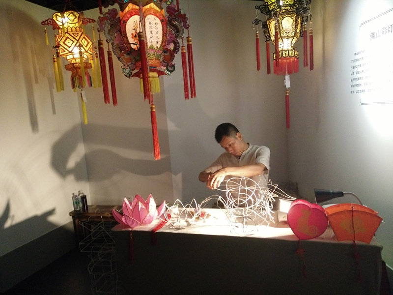 广东省文化馆特设的“多彩南粤、魅力非遗”展览上，佛山秋色手艺人李文涛正在制作彩灯。摄影：朱佳曦