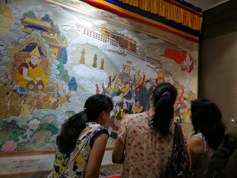 巨幅唐卡《一代宗师十世班禅》引得观众驻足观赏。