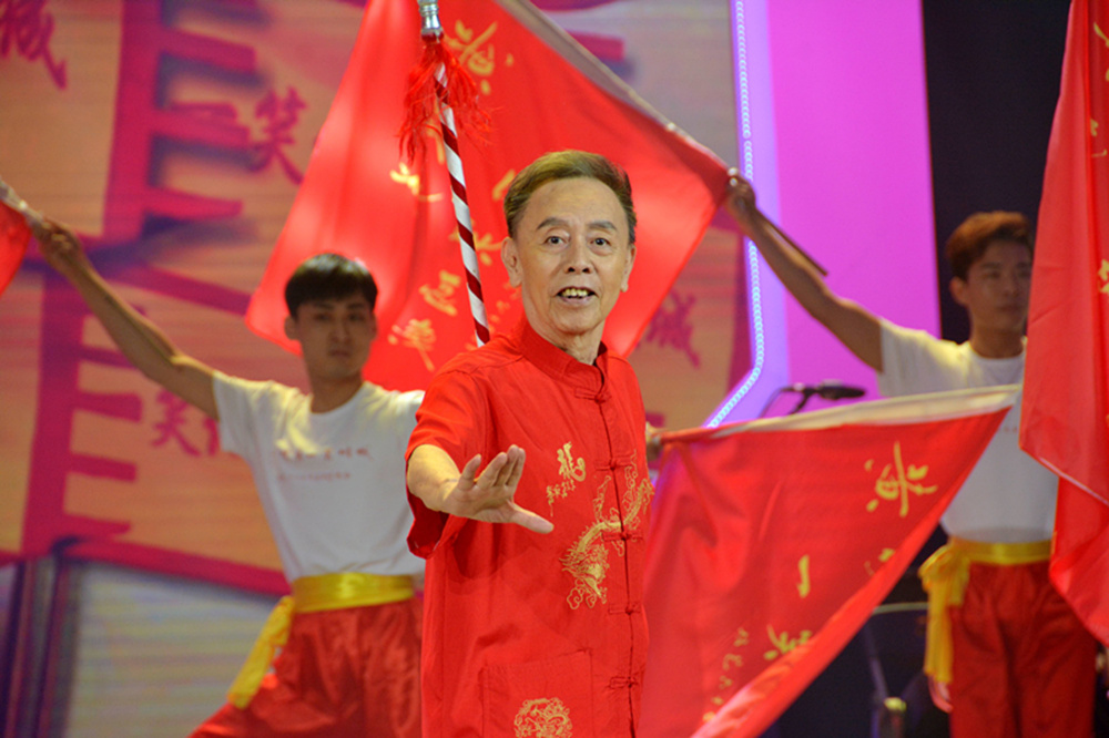 粤语相声表演艺术家黄俊英（中）八十高龄仍活跃在舞台上为观众播撒笑声。摄影：许建梅