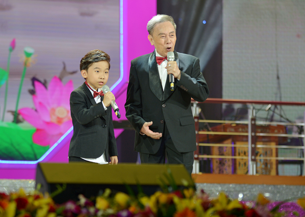 黄俊英与八岁潘泓博（左）表演相声《大小黄俊英》。摄影：许建梅